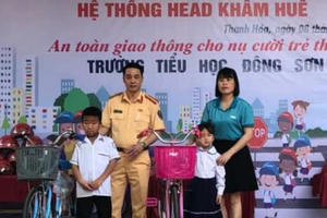 CSGT thị xã Bỉm Sơn tuyên truyền pháp luật “An toàn giao thông cho nụ cười trẻ thơ”