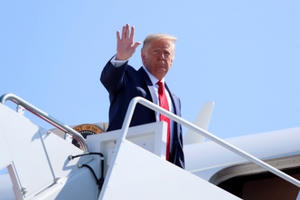 Chuyên cơ chở ông Trump suýt đâm trúng máy bay không người lái