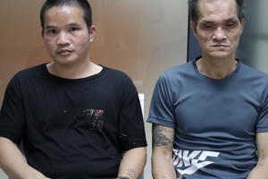 Phát hiện 3 đối tượng truy nã khi tiếp nhận công dân xuất cảnh trái phép