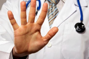 Bạo lực tại các cơ sở y tế: Vấn nạn không chỉ của Việt Nam Bạo lực tại các cơ sở y tế: Vấn nạn không chỉ của Việt Nam