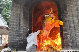 Giữa “tâm bão” virus corona, người dân vẫn bỏ tiền triệu mua ngựa giấy “khủng” đốt để cầu an