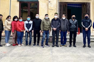 Bắt quả tang 12 đối tượng nam nữ đánh bạc, nhiều đối tượng có tiền án