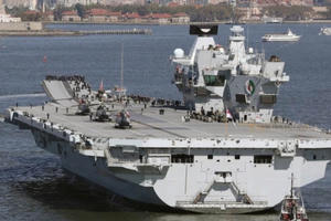 Tàu sân bay Anh bị thủng giữa biển, thủy thủ đoàn suýt chết đuối Tàu sân bay Anh bị thủng giữa biển, thủy thủ đoàn suýt chết đuối