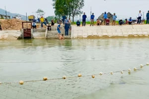 Cả trăm người giăng lưới, quét sông Đào tìm thi thể học sinh lớp 6 bị nước cuốn