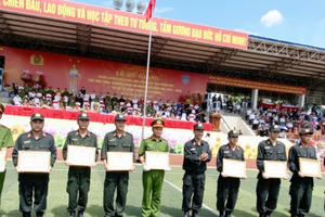 Khen thưởng nhiều học viên, giảng viên Công an xuất sắc tại lớp huấn luyện