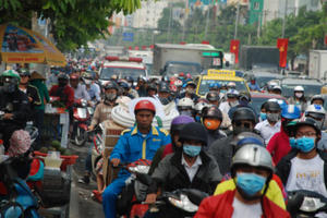 Biển người về quê ăn tết, đường vào sân bay Tân Sơn Nhất kẹt cứng