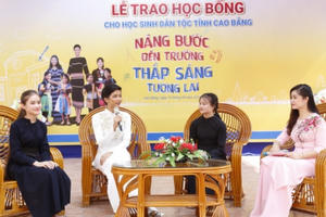 Nam A Bank mang học bổng đến với học sinh dân tộc thiểu số tỉnh Cao Bằng