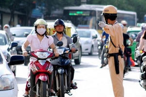 Hiệu lệnh dừng xe của cảnh sát giao thông như thế nào?