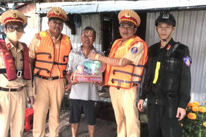 Mang Xuân đến với người dân làng bè Long Bình Tân