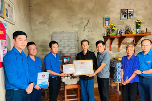 Truy tặng Huy hiệu "Tuổi trẻ dũng cảm" cho thanh niên xả thân cứu người