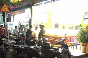 Nóng: Táo tợn dùng búa xông vào cướp tiệm vàng tại Bình Dương