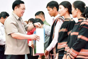 Chủ tịch Quốc hội Vương Đình Huệ tặng quà Tết cho gia đình chính sách, hộ nghèo, người lao động tại Gia Lai