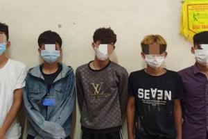 Hà Tĩnh: Bắt 5 nam thanh niên trốn vào nhà văn hóa để sử dụng ma tuý Hà Tĩnh: Bắt 5 nam thanh niên trốn vào nhà văn hóa để sử dụng ma tuý