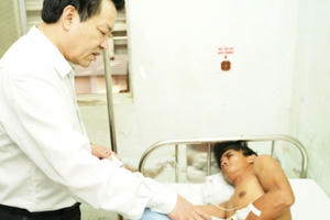 Chủ tịch UBND tỉnh Bình Thuận thăm hỏi, hỗ trợ các nạn nhân vụ tai nạn thảm khốc