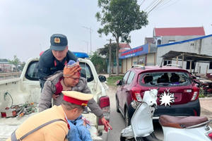 Cảnh sát giao thông kịp thời cấp cứu nạn nhân gặp tai nạn