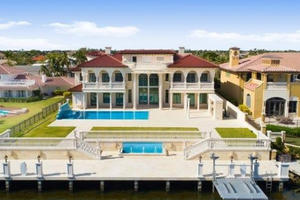 Đại gia "đắp vàng" cho dinh thự, ai cũng choáng ngợp khi vào bên trong