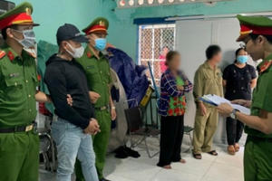 Bắt giữa đối tượng cho vay nặng lãi rồi ép con nợ ký giấy bán nhà