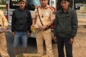 Đắk Lắk: Liên tiếp bắt giữ pháo nổ trên các xe khách