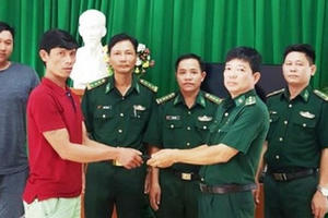 Những tấm gương trung thực Những tấm gương trung thực