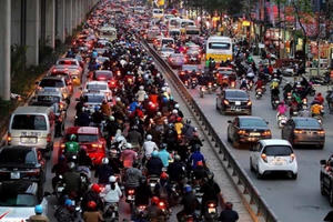 Cấm xe máy và những câu hỏi cần trả lời