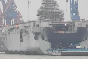 Tàu đổ bộ-sân bay của hải quân Trung Quốc bốc cháy tại cảng