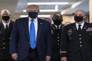 Giữa “tâm bão” Covid-19, ông Trump bất ngờ xoay chiều