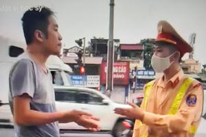 Người đàn ông nhận mình là bác sĩ không đeo khẩu trang khi ra đường bị xử lý như thế nào?