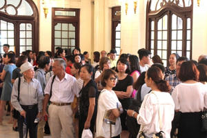 Nhà hát Lớn ngày đầu tiên mở cửa đón khách tham quan Nhà hát Lớn ngày đầu tiên mở cửa đón khách tham quan