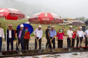 T&T Group trao tặng 2.000 tấn xi măng hỗ trợ thị xã Sa Pa cứng hóa nền nhà và làm đường