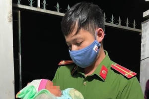 Hà Nội: Bé trai sơ sinh bị bỏ rơi trong đêm giữa cánh đồng