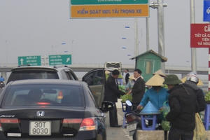 "Hàng rong" bủa vây đầu đường cao tốc Hà Nội - Hải Phòng
