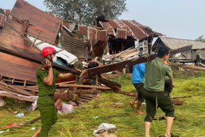 Gia Lai: Mưa giông gây tốc mái hàng chục căn nhà, 6 người bị thương Gia Lai: Mưa giông gây tốc mái hàng chục căn nhà, 6 người bị thương