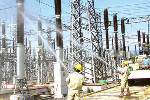 Phun nước rửa sạch đường dây 500kV Bắc - Nam