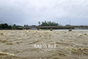 Mưa lớn khiến nhiều nơi ở thành phố Nha Trang bị ngập