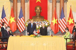 Tổng Bí thư, Chủ tịch nước Nguyễn Phú Trọng và Tổng thống Mỹ chứng kiến lễ ký kết 4 văn kiện hợp tác Tổng Bí thư, Chủ tịch nước Nguyễn Phú Trọng và Tổng thống Mỹ chứng kiến lễ ký kết 4 văn kiện hợp tác