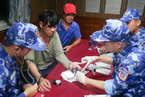 Cấp cứu kịp thời ngư dân gặp nạn trên biển Tây Nam Cấp cứu kịp thời ngư dân gặp nạn trên biển Tây Nam