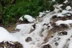 Dòng nước nổi bọt bất thường từ đồi Con Heo tràn xuống khu dân cư, người dân lo ngại ô nhiễm hoá chất