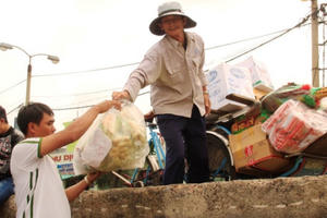 Bình Định: Dân đảo vượt biển vào đất liền sắm Tết