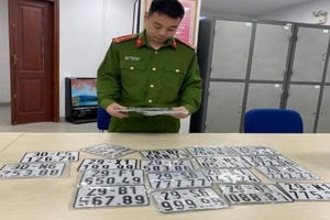 Phát hiện ba cơ sở tiêu thụ biển số xe giả