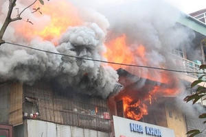 CHÙM ẢNH: “Bà hoả” thiêu rụi ngôi nhà số 40 Bát Đàn