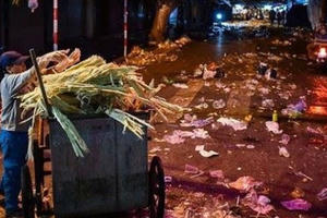 Báo động từ cảnh rác thải ngập phố cổ Hà Nội sau Trung thu