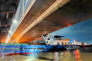 Trắng đêm tìm cách giải cứu tàu lớn mắc kẹt dưới cầu Đồng Nai