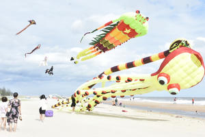 Vào cửa tự do tại đại nhạc hội chào hè Charm Fantasea 2024