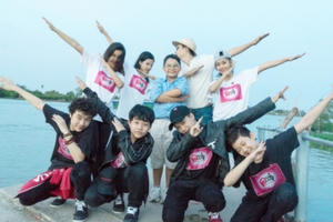 Tê Giác đi ba miền đất nước để đóng MV cùng bố Hoàng Bách