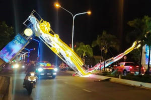 Giám đốc Sở VHTT&DL tỉnh Khánh Hoà và Chủ đầu từ nói gì về việc cổng chào trang trí được đầu tư trên 2 tỷ bị sập Giám đốc Sở VHTT&DL tỉnh Khánh Hoà và Chủ đầu từ nói gì về việc cổng chào trang trí được đầu tư trên 2 tỷ bị sập