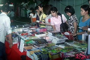 Nạn buôn bán sách lậu tại Hà Nội ngày càng công khai