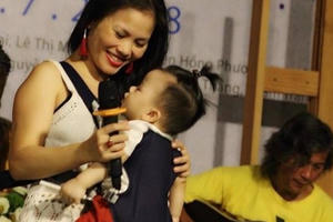 Rơi nước mắt với hình ảnh ca sĩ nhạc Trịnh vừa địu con vừa hát