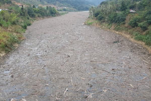 Khốn khổ vì bãi rác khổng lồ trên mặt nước hồ thủy điện lớn nhất Bắc Trung bộ