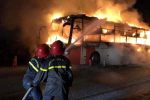 Nghệ An: Xe giường nằm cháy rụi trên tuyến đường tránh TP Vinh