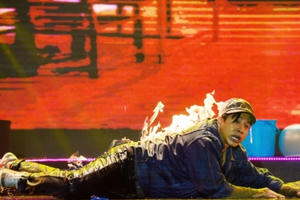 Thót tim thí sinh Làng hài mở hội bị đốt cháy ngay trên sân khấu